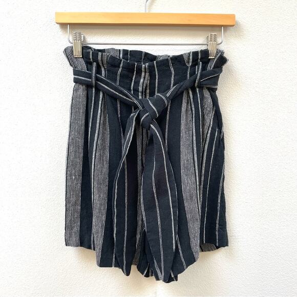 H&M Linen Blend Paperbag Shorts w Pockets in Black & White Pinstripe Women's 2 - Picture 2 of 6